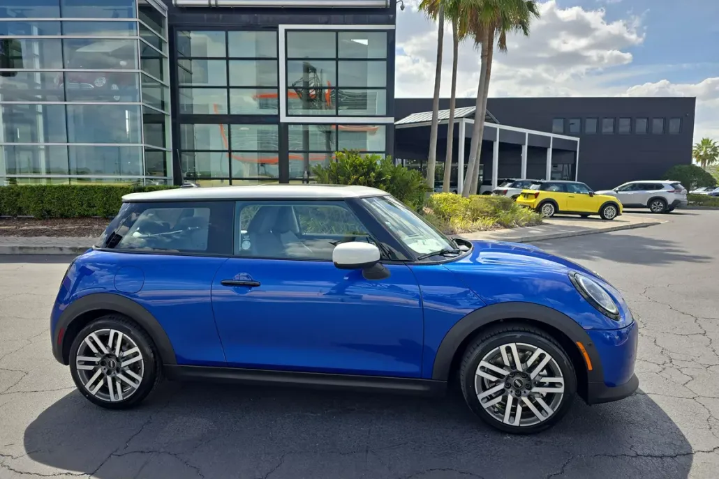 2025 Mini Cooper 2 Door Hardtop Signature photo 1