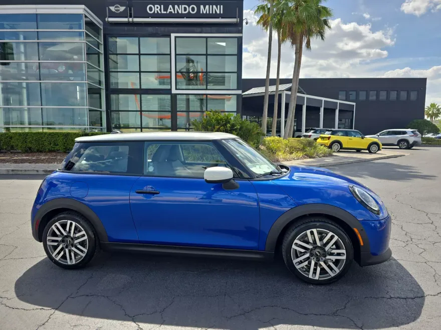 2025 Mini Cooper 2 Door Hardtop Signature photo 1
