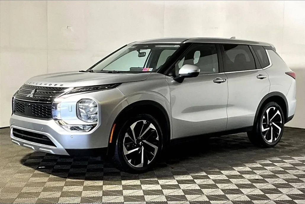 2024 Mitsubishi Outlander SE photo 1