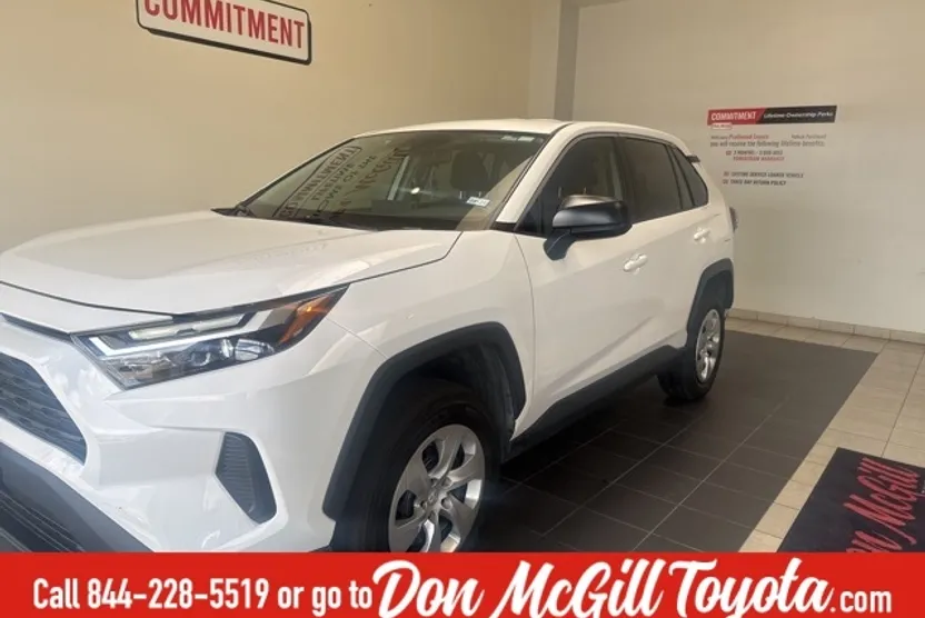 2023 Toyota RAV4 LE photo 1