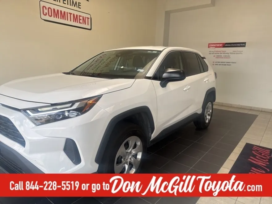 2023 Toyota RAV4 LE photo 1