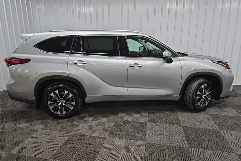2021 Toyota Highlander XLE photo 1