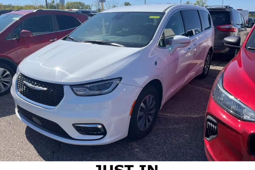 2022 Chrysler Pacifica Hybrid Touring L photo 1