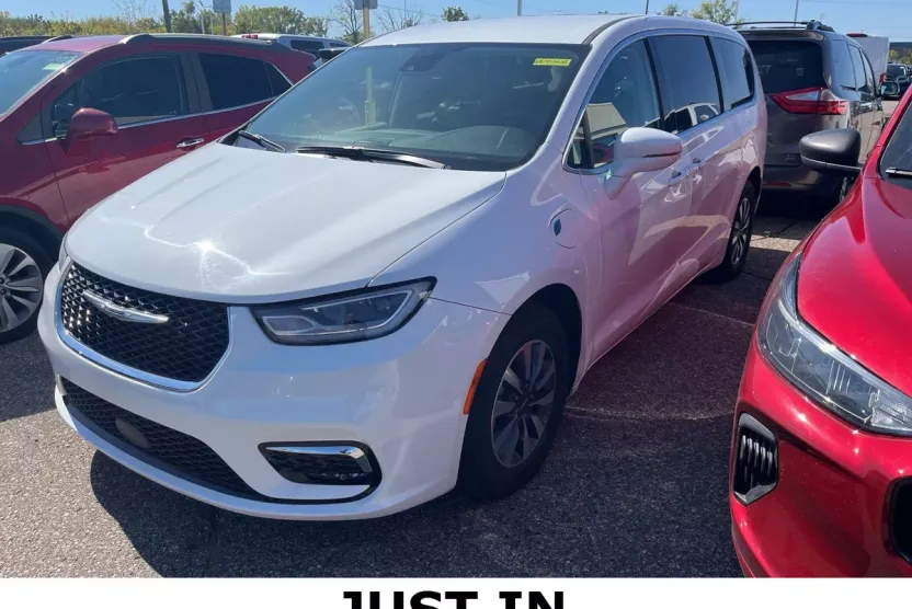 2022 Chrysler Pacifica Hybrid Touring L photo 1