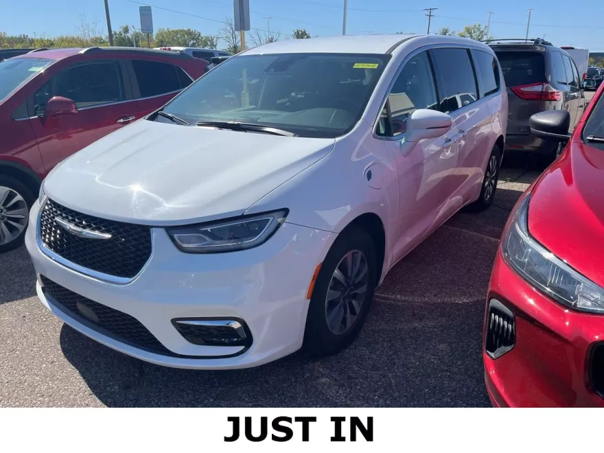 2022 Chrysler Pacifica Hybrid Touring L photo 1