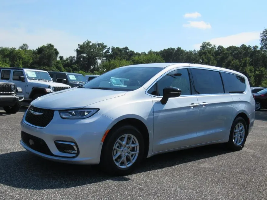 2026 Chrysler Pacifica photo 1