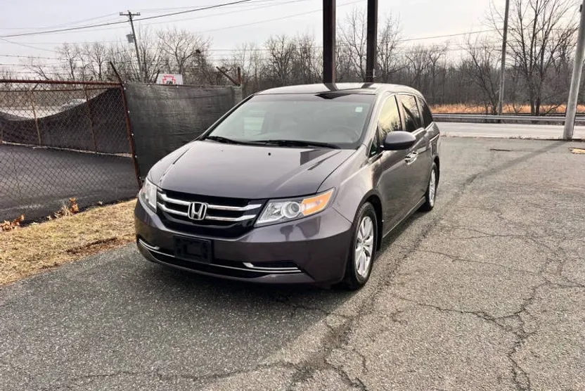 2016 Honda Odyssey SE photo 1