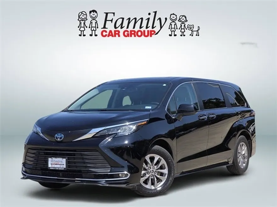 2022 Toyota Sienna XLE photo 1