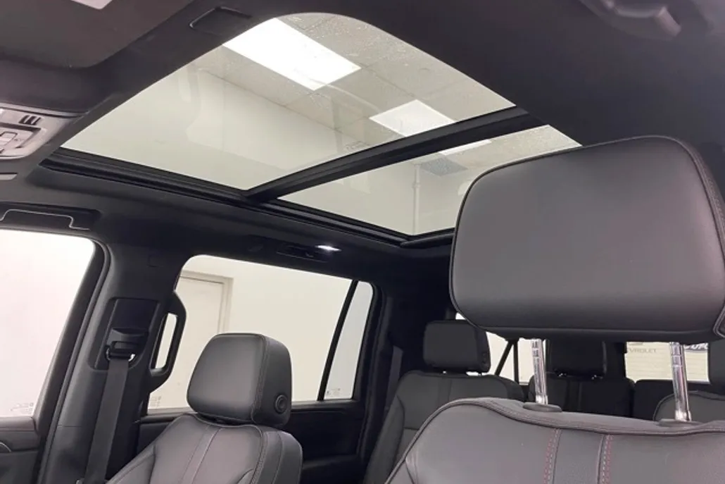 2023 Chevrolet Suburban RST photo 1