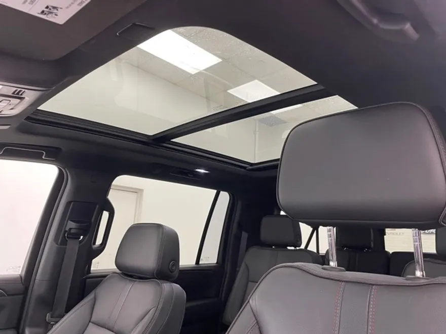 2023 Chevrolet Suburban RST photo 1