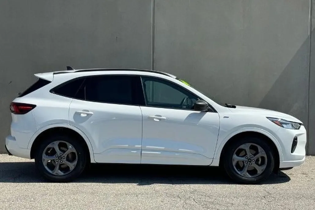 2023 Ford Escape ST-Line photo 1