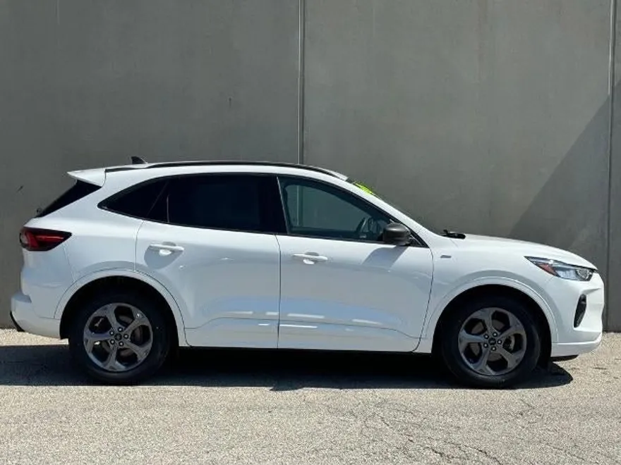 2023 Ford Escape ST-Line photo 1