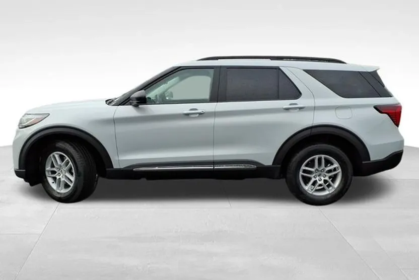 2025 Ford Explorer photo 1