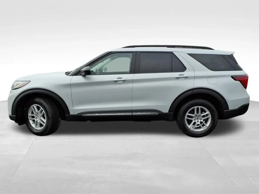 2025 Ford Explorer photo 1
