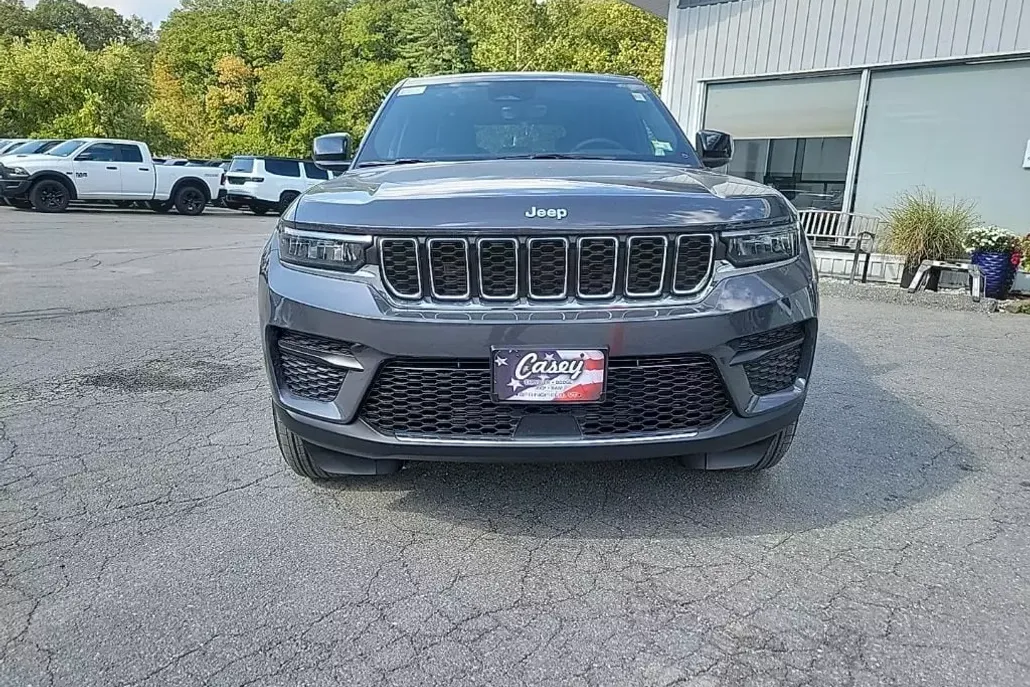 2025 Jeep Grand Cherokee Laredo photo 1