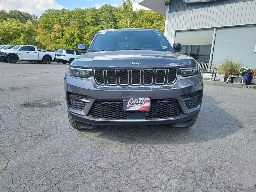 2025 Jeep Grand Cherokee Laredo photo 1