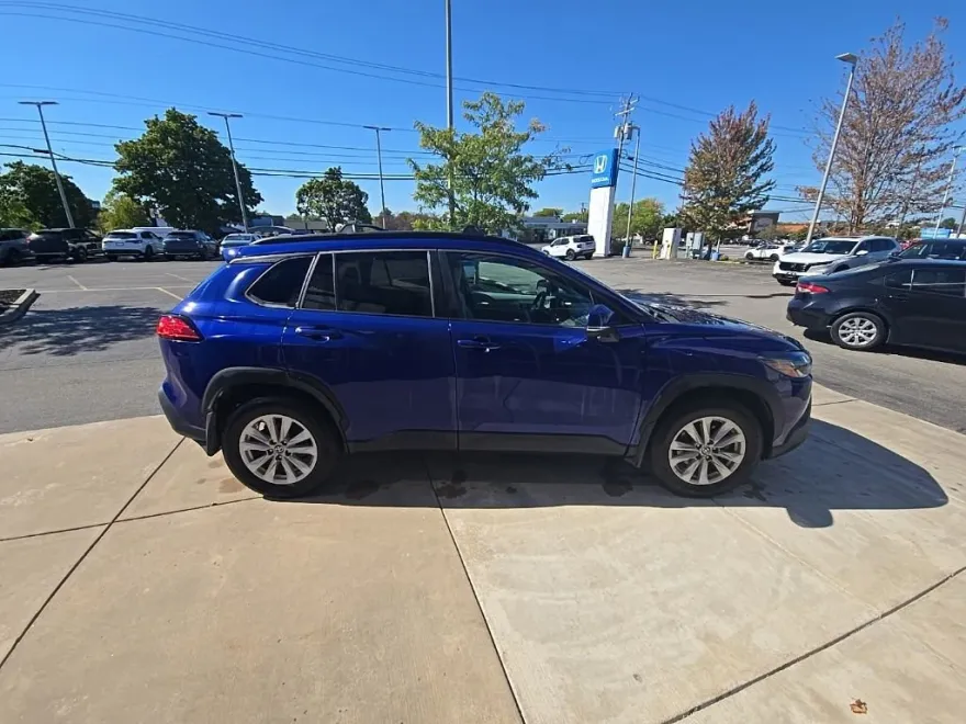 2024 Toyota Corolla Cross LE photo 1