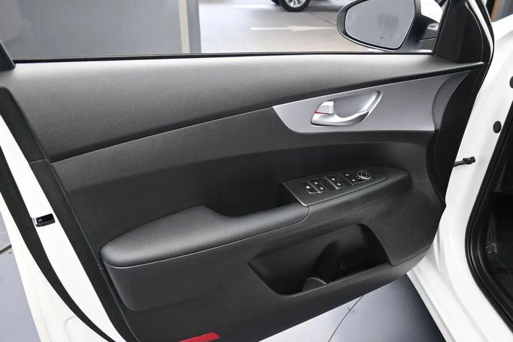 2023 Kia Forte LXS photo 1