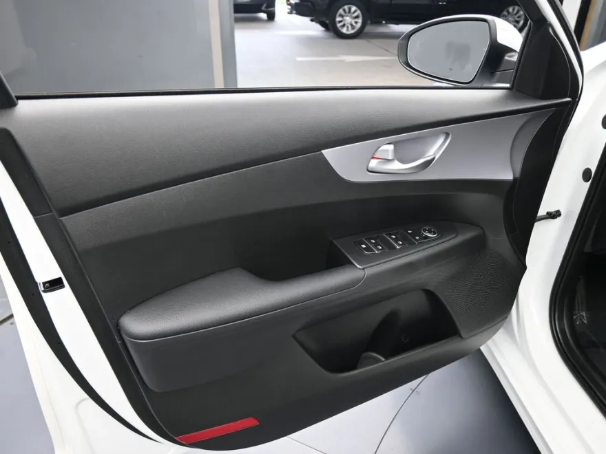 2023 Kia Forte LXS photo 1