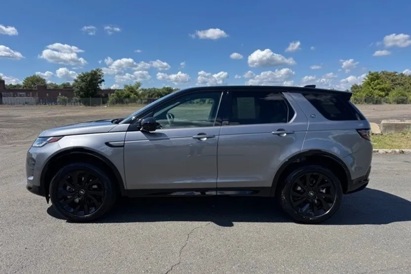 2025 Land Rover Discovery Sport SE photo 1
