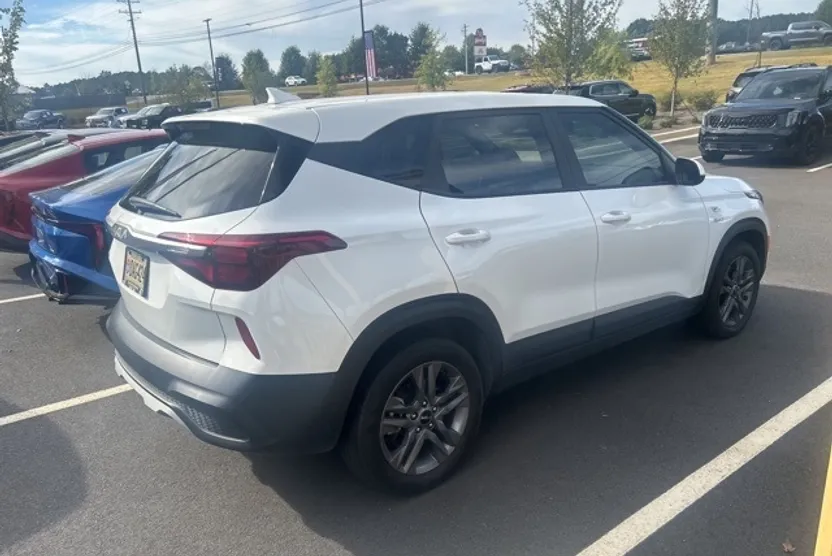 2022 Kia Seltos LX photo 1