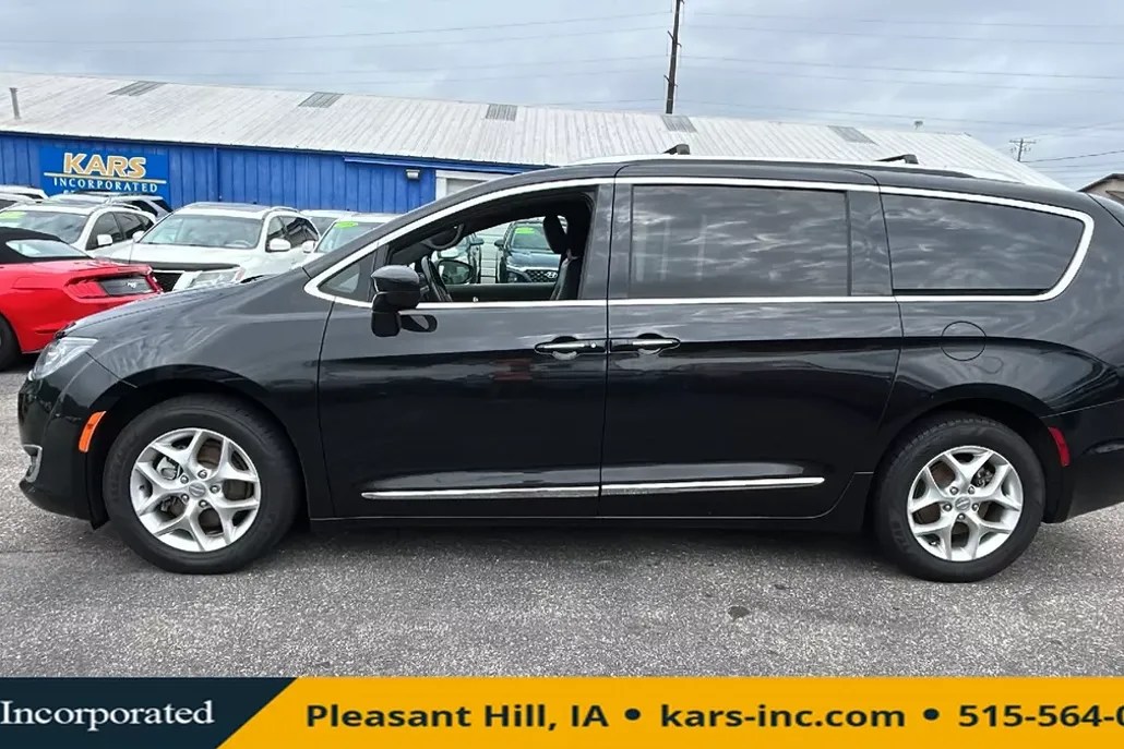 2020 Chrysler Pacifica Touring L photo 1