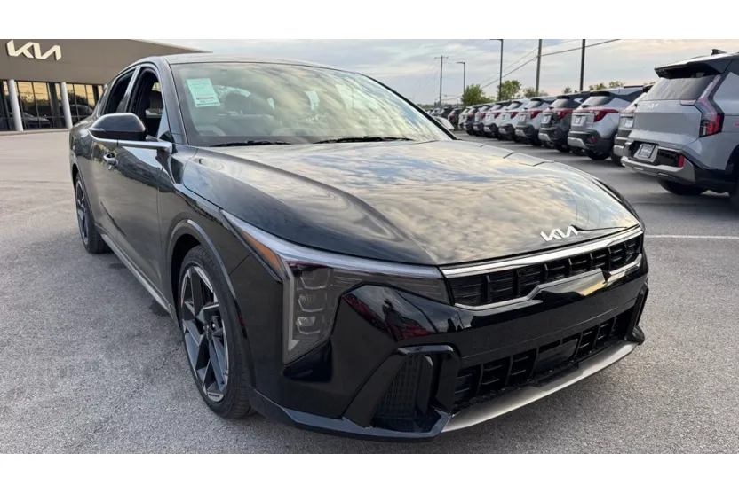2025 Kia K4 GT-Line photo 1