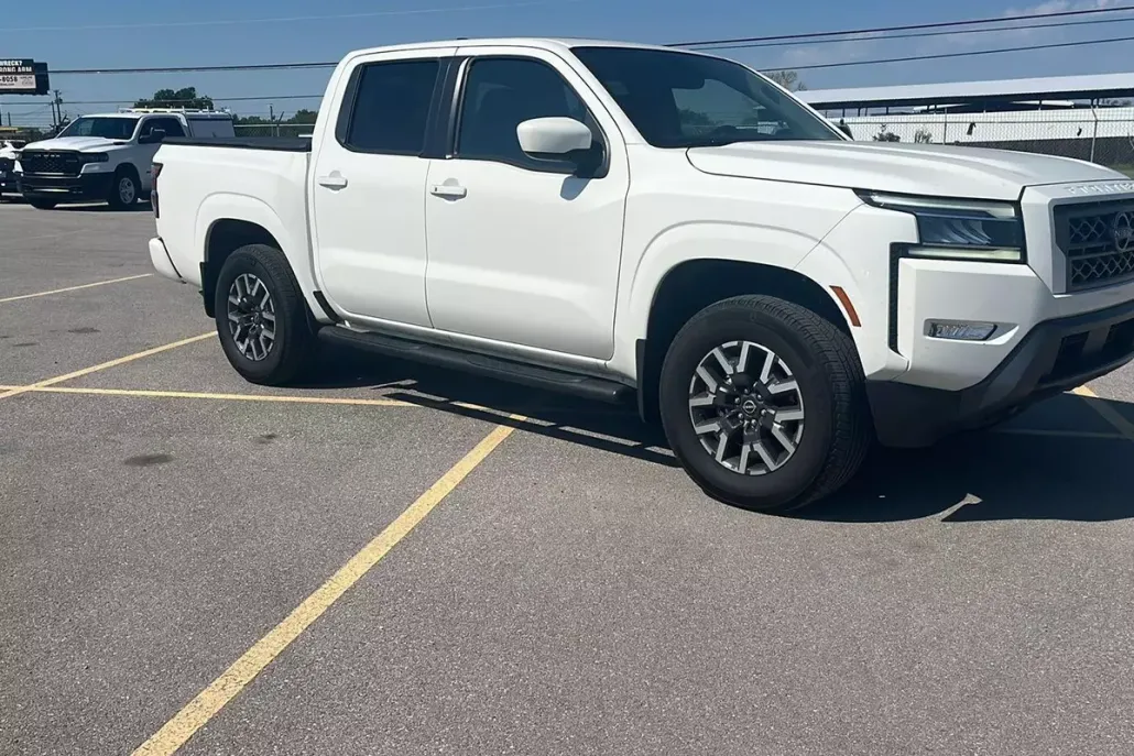2024 Nissan Frontier Crew Cab SL photo 1