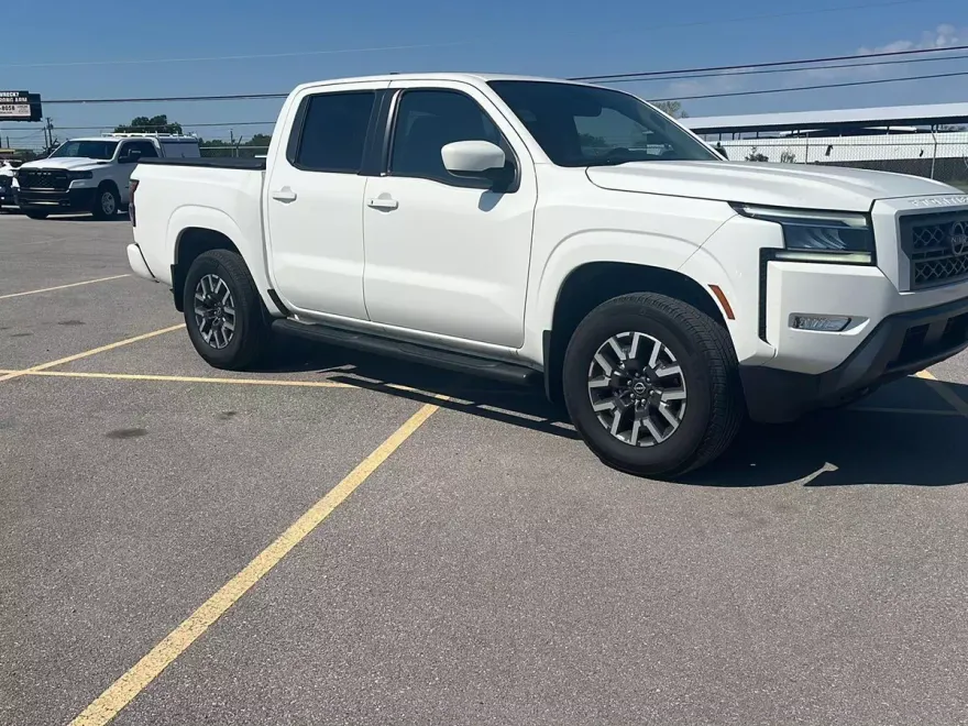 2024 Nissan Frontier Crew Cab SL photo 1