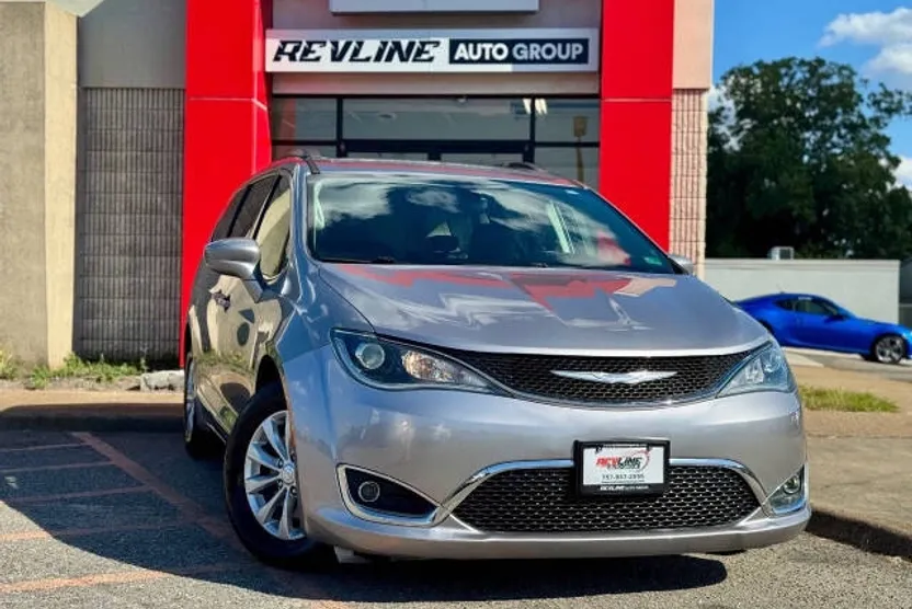 2017 Chrysler Pacifica Touring L photo 1