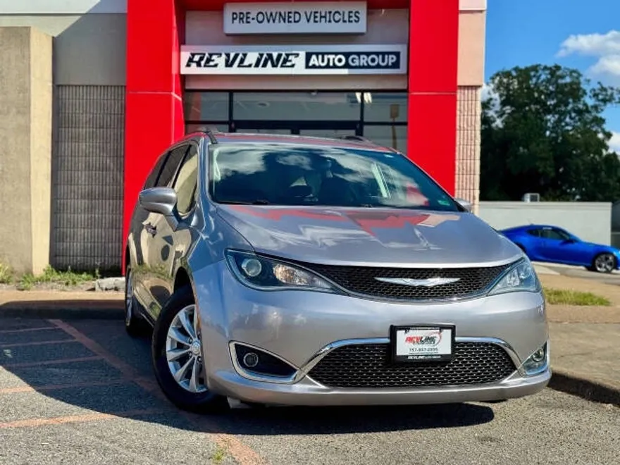 2017 Chrysler Pacifica Touring L photo 1