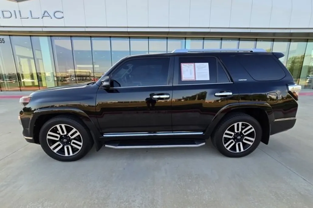 2017 Toyota 4Runner SR5 photo 1