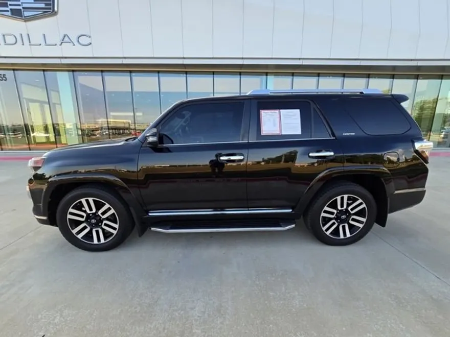 2017 Toyota 4Runner SR5 photo 1