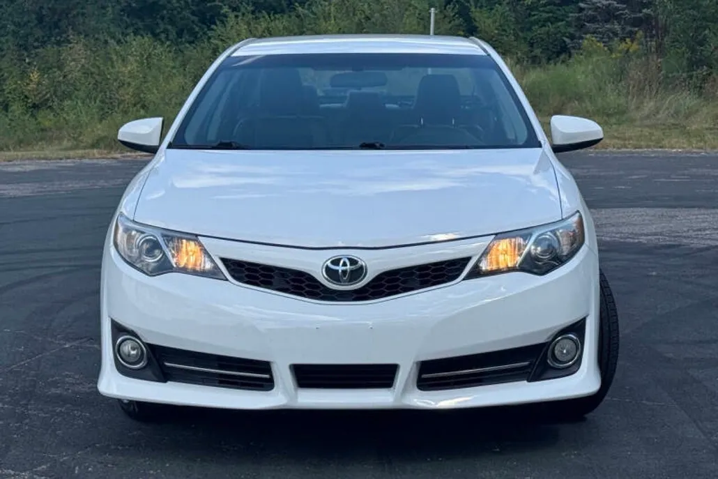 2014 Toyota Camry SE photo 1