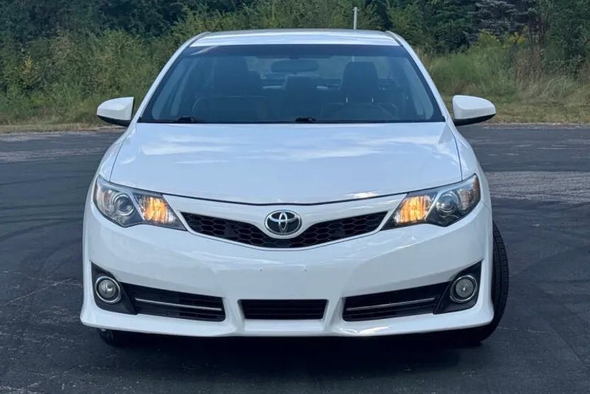 2014 Toyota Camry SE photo 1