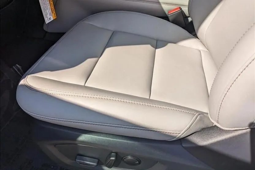 2025 Ford Explorer photo 1