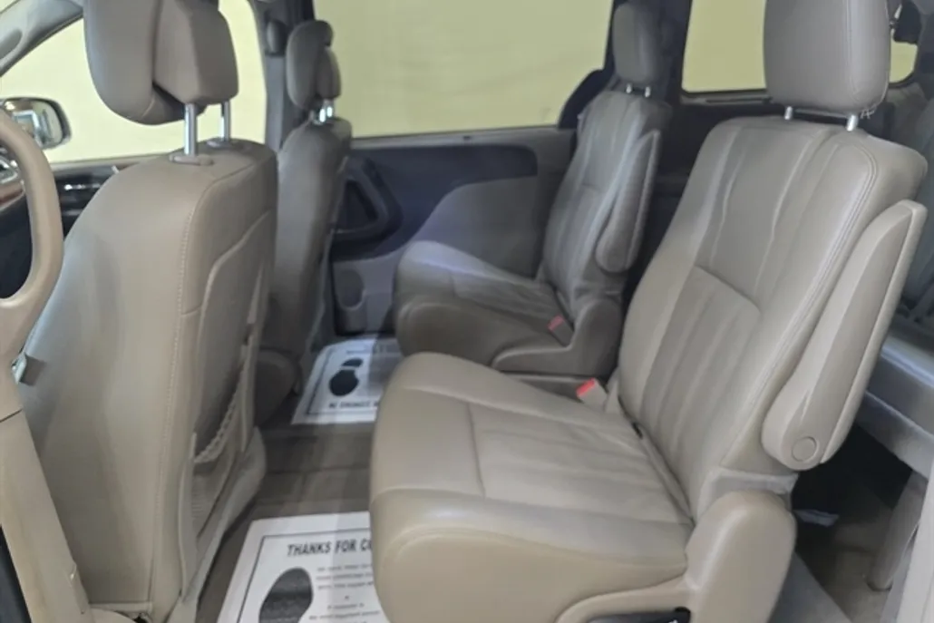 2015 Chrysler Town & Country photo 1