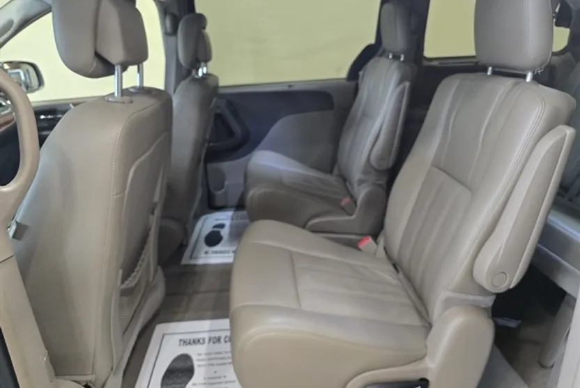 2015 Chrysler Town & Country photo 1