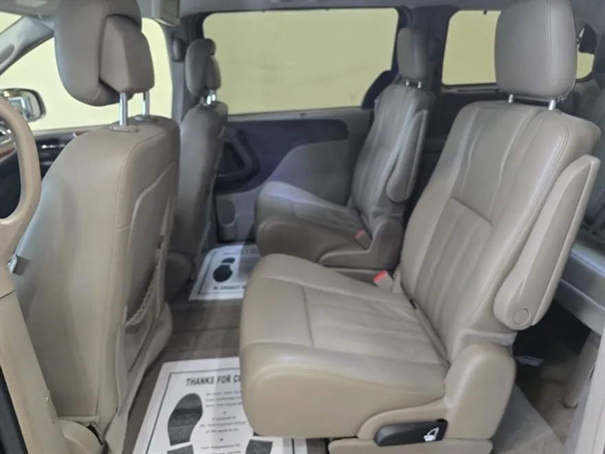 2015 Chrysler Town & Country photo 1