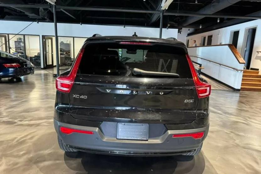 2024 Volvo XC40 AWD photo 1