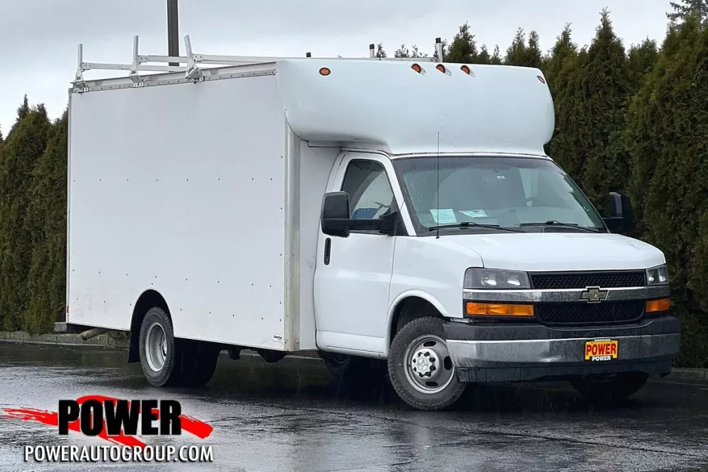 2017 Chevrolet Express Cutaway 3500 Van photo 1