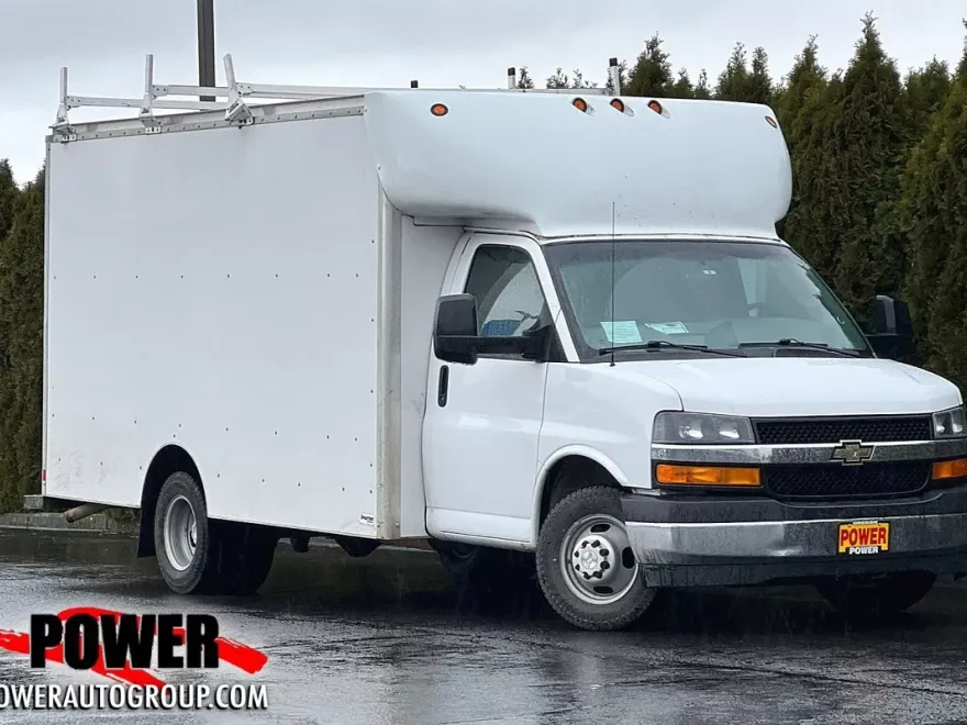 2017 Chevrolet Express Cutaway 3500 Van photo 1