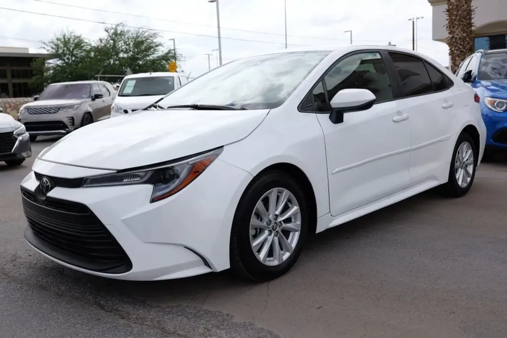 2023 Toyota Corolla LE photo 1