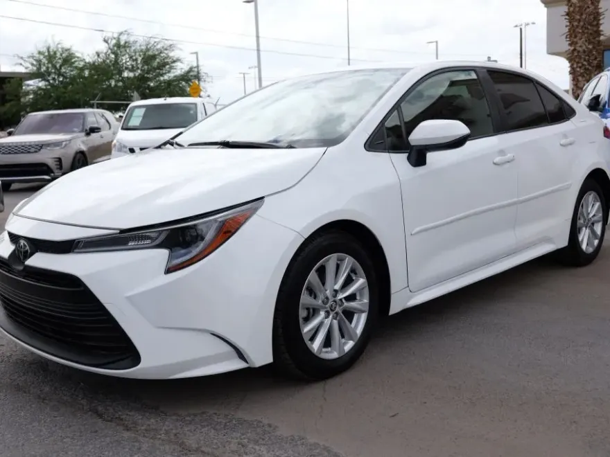 2023 Toyota Corolla LE photo 1