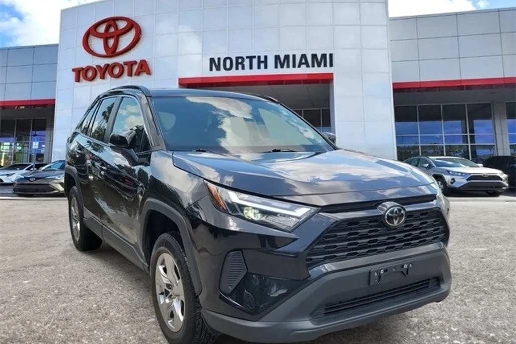2023 Toyota RAV4 XLE photo 1
