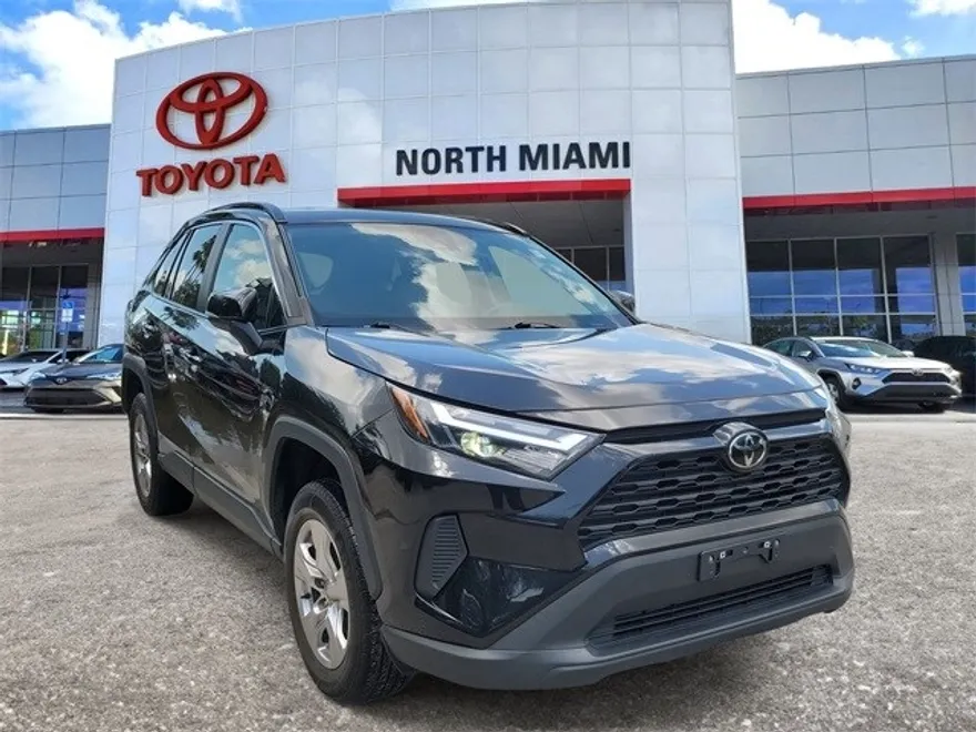 2023 Toyota RAV4 XLE photo 1