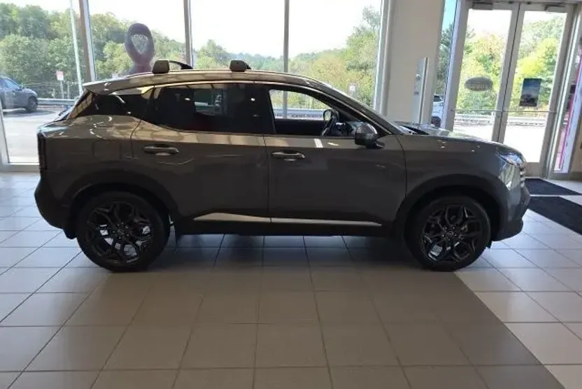 2025 Nissan Kicks SR photo 1