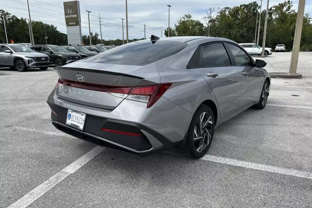 2025 Hyundai Elantra SEL Sport photo 1