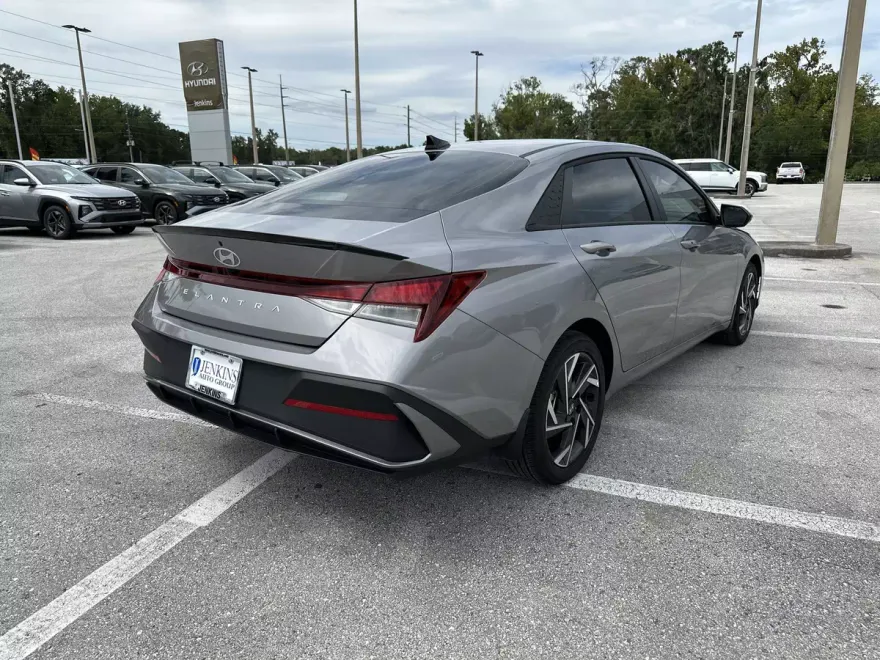 2025 Hyundai Elantra SEL Sport photo 1