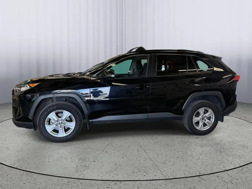 2021 Toyota RAV4 XLE photo 1
